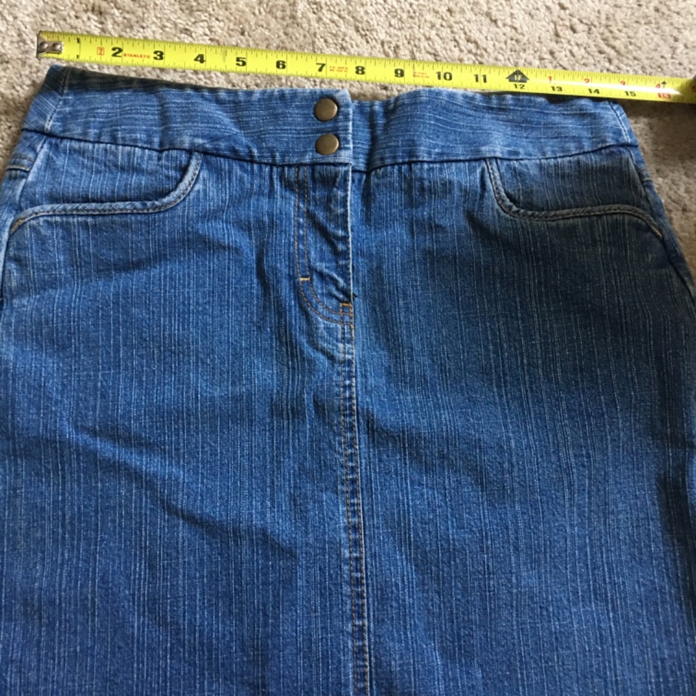 Ann Taylor LOFT Blue Denim Mini Skirt with pockets front and back. size 4 - Picture 5 of 7